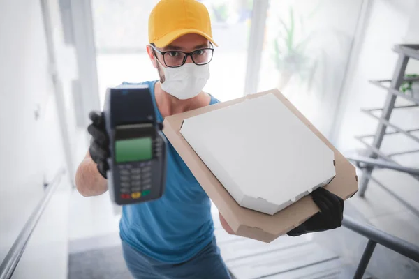 Entregador Con Máscara Médica Protectora Que Sostiene Caja Pizza Terminal — Foto de Stock