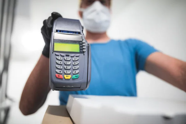 Entregador Con Máscara Médica Protectora Que Sostiene Caja Pizza Terminal — Foto de Stock