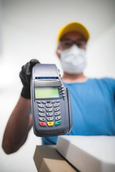 Leveringsmann Med Beskyttende Medisinsk Maske Som Oppbevarer Pizzaboks Trådløs Terminal – stockfoto