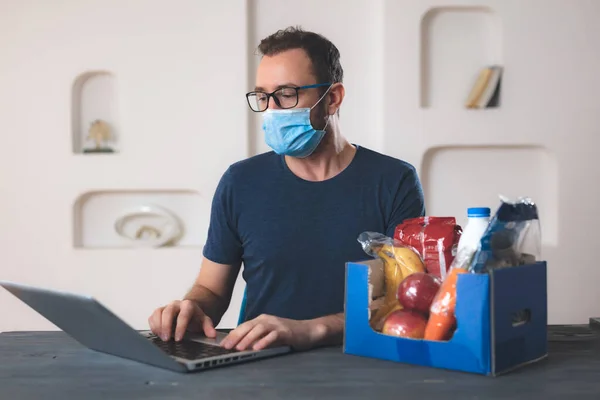 Verkoper Neemt Orders Aan Internet Tijdens Virusuitbraak Wereldwijd Winkelen Kopen — Stockfoto