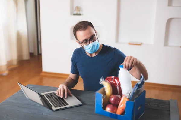 Verkoper Neemt Orders Aan Internet Tijdens Virusuitbraak Wereldwijd Winkelen Kopen — Stockfoto