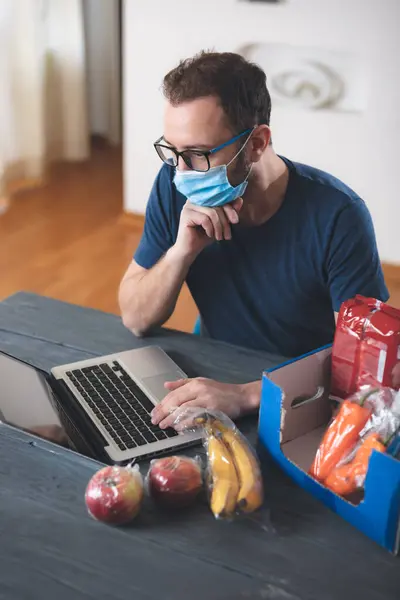 Verkäufer Der Während Des Weltweiten Virus Ausbruchs Bestellungen Über Das — Stockfoto