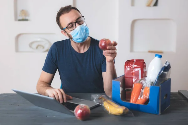 Verkoper Neemt Orders Aan Internet Tijdens Virusuitbraak Wereldwijd Winkelen Kopen — Stockfoto