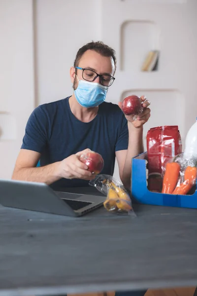 Verkäufer Der Während Des Weltweiten Virus Ausbruchs Bestellungen Über Das — Stockfoto