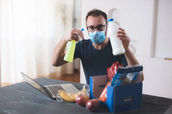 Vendeur Stérilisant Les Aliments Préparés Pour Commande Sur Internet Pendant — Photo