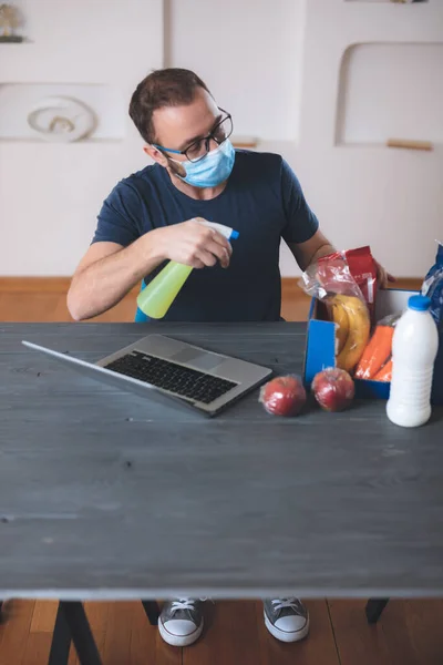 Verkäufer Sterilisiert Während Des Weltweiten Virus Ausbruchs Lebensmittel Die Über — Stockfoto