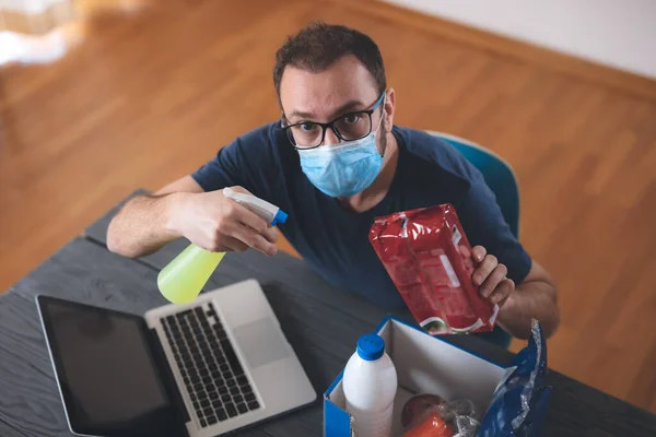 Vendeur Stérilisant Les Aliments Préparés Pour Commande Sur Internet Pendant — Photo