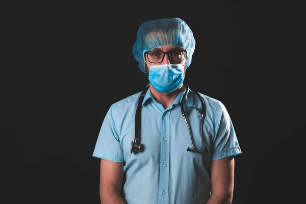 外科医生 带着防护面具 眼镜和手套的心理学家在恐慌的日子里帮助人们 在黑色背景下拍摄大流行的电影 — 图库照片