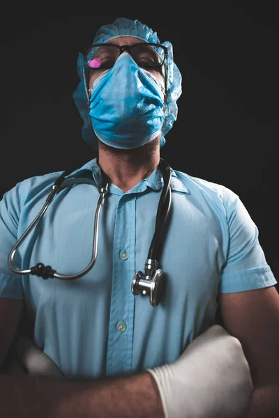 外科医生 带着防护面具 眼镜和手套的心理学家在恐慌的日子里帮助人们 在黑色背景下拍摄大流行的电影 — 图库照片