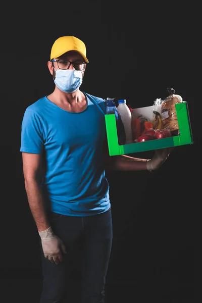 Bezorger Met Beschermende Masker Doos Met Boodschappen Tijdens Dagen Van — Stockfoto