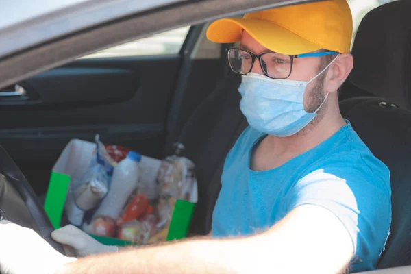 Leverancier Met Beschermend Masker Handschoenen Ontbloten Boodschappen Tijdens Vergrendeling Pandemie — Stockfoto