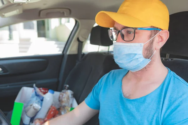 Leverancier Met Beschermend Masker Handschoenen Ontbloten Boodschappen Tijdens Vergrendeling Pandemie — Stockfoto