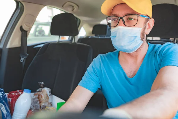 Leverancier Met Beschermend Masker Handschoenen Ontbloten Boodschappen Tijdens Vergrendeling Pandemie — Stockfoto