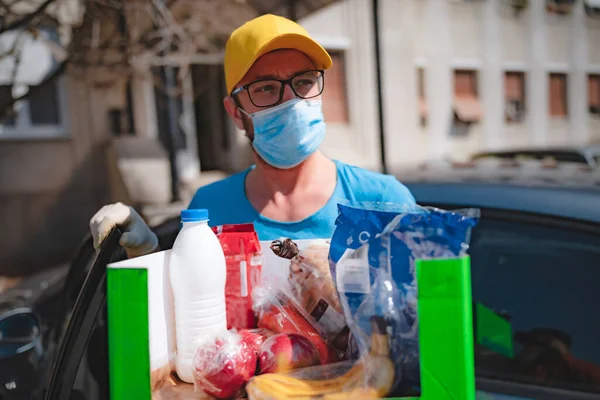 Leverancier Met Beschermend Masker Handschoenen Ontbloten Boodschappen Tijdens Vergrendeling Pandemie — Stockfoto