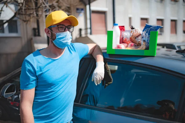 Leverancier Met Beschermend Masker Handschoenen Ontbloten Boodschappen Tijdens Vergrendeling Pandemie — Stockfoto