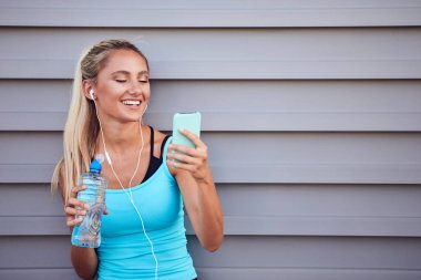 Kentsel alanda koştuktan sonra modern sporcu kadın durakladı.