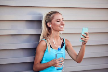 Kentsel alanda koştuktan sonra modern sporcu kadın durakladı.