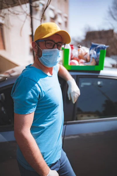 Leverancier Met Beschermend Masker Handschoenen Ontbloten Boodschappen Tijdens Vergrendeling Pandemie — Stockfoto