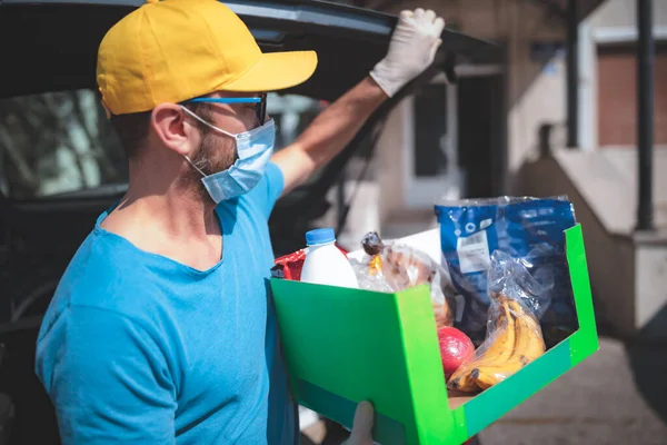 Repartidor Con Máscara Protectora Guantes Desbordando Comestibles Durante Encierro Pandemia — Foto de Stock