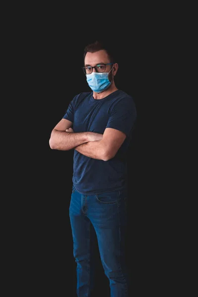 Védőmaszkos Felnőtt Személy Aki Fekete Alapon Pózol Vírussal Higiéniával Kapcsolatos — Stock Fotó