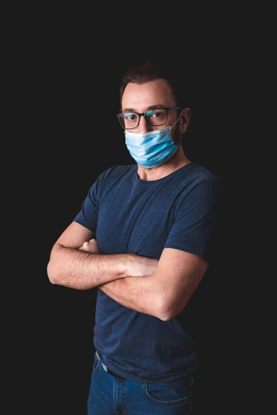 Siyah Arka Planda Koruyucu Maskeli Yetişkin Kişi Virüs Hijyen Güvenlik — Stok fotoğraf