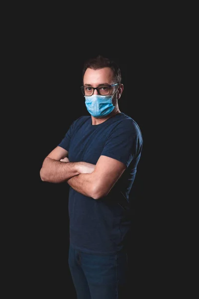 Volwassen Persoon Met Beschermende Gezichtsmasker Poseren Een Zwarte Achtergrond Sociale — Stockfoto