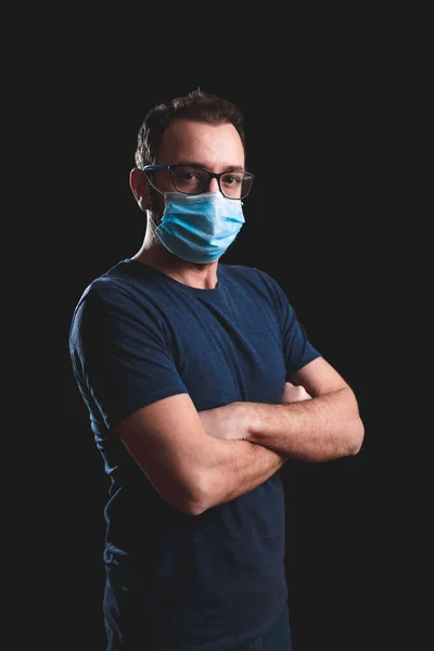 Volwassen Persoon Met Beschermende Gezichtsmasker Poseren Een Zwarte Achtergrond Sociale — Stockfoto