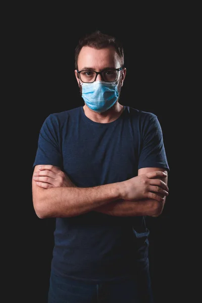 Взрослый Человек Защитной Маске Черном Фоне Социальные Проблемы Вирусом Гигиенические — стоковое фото
