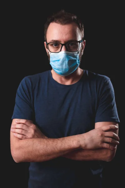 Volwassen Persoon Met Beschermende Gezichtsmasker Poseren Een Zwarte Achtergrond Sociale — Stockfoto