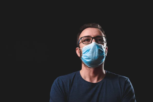 Volwassen Persoon Met Beschermende Gezichtsmasker Poseren Een Zwarte Achtergrond Sociale — Stockfoto