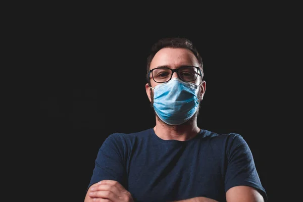 Volwassen Persoon Met Beschermende Gezichtsmasker Poseren Een Zwarte Achtergrond Sociale — Stockfoto