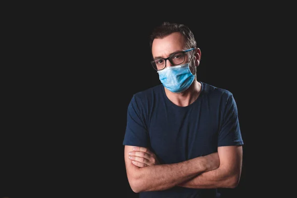 Volwassen Persoon Met Beschermende Gezichtsmasker Poseren Een Zwarte Achtergrond Sociale — Stockfoto