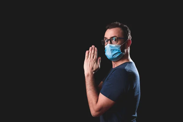 Volwassen Persoon Met Beschermende Gezichtsmasker Poseren Een Zwarte Achtergrond Sociale — Stockfoto