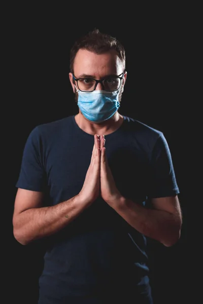 Volwassen Persoon Met Beschermende Gezichtsmasker Poseren Een Zwarte Achtergrond Sociale — Stockfoto