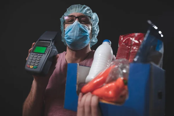 Voedsel Levensmiddelen Thuisbezorging Pandemische Uitbraak Hysterie Persoon Uniform Met Een — Stockfoto