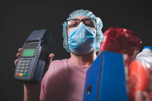 Entrega Domicilio Alimentos Comestibles Histeria Brote Pandémico Persona Uniforme Sosteniendo — Foto de Stock