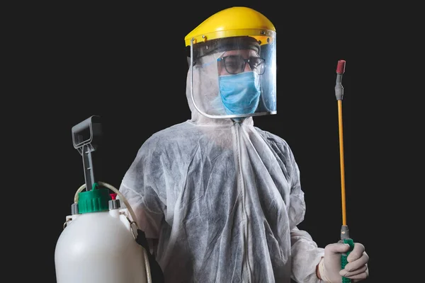 Osoba Ochrannou Antivirovou Maskou Oblekem Helmou Chemickou Dekontaminační Stříkací Lahví — Stock fotografie