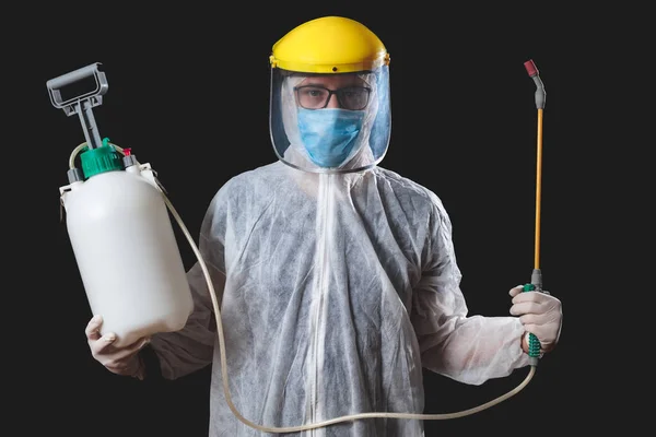 Persona Con Maschera Antivirale Protettiva Tuta Casco Bottiglia Spruzzatore Decontaminazione — Foto Stock