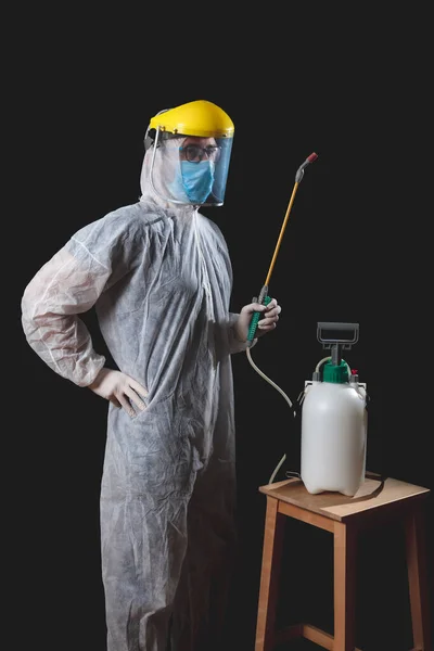 家庭用隔離用保護抗ウイルスマスク スーツ ヘルメット及び化学除染スプレーボトルを有する者 — ストック写真