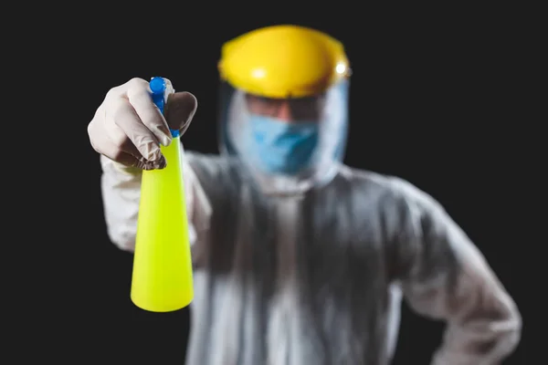 家庭用隔離用保護抗ウイルスマスク スーツ ヘルメット及び化学除染スプレーボトルを有する者 — ストック写真