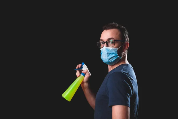 Koruyucu Antiviral Maskeli Kişi Kimyasal Dezenfekte Spreyi Şişesi Izolasyonunda — Stok fotoğraf