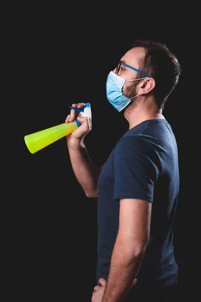 Persoon Met Beschermende Antivirale Masker Fles Met Chemische Ontsmettingsspray Isolatie — Stockfoto