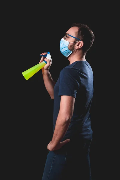 바이러스 마스크를 착용하고 가정에서 사용하는 물질을 제거하는 분무기 — 스톡 사진
