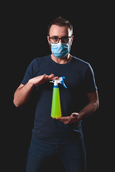Persona Con Máscara Antiviral Protectora Botella Pulverizador Descontaminación Química Aislamiento —  Fotos de Stock