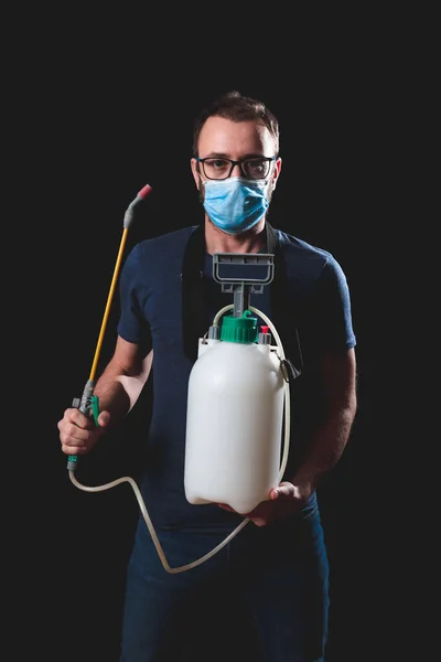 Persona Con Máscara Antiviral Protectora Botella Pulverizador Descontaminación Química Aislamiento —  Fotos de Stock