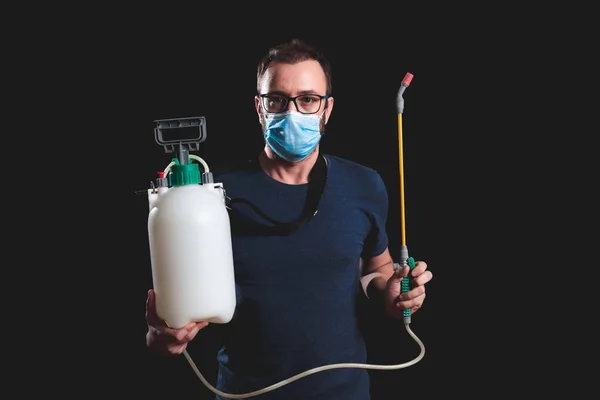 Persoon Met Beschermende Antivirale Masker Fles Met Chemische Ontsmettingsspray Isolatie — Stockfoto