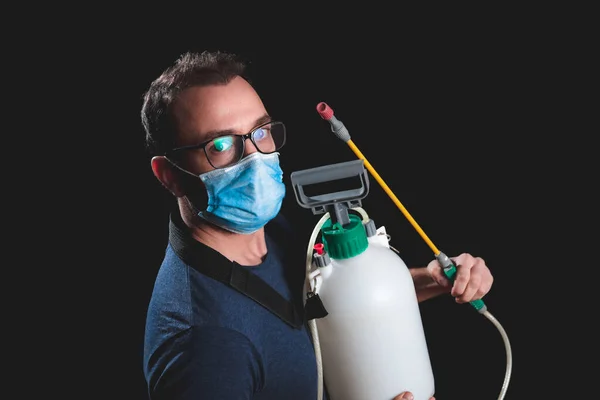 Persoon Met Beschermende Antivirale Masker Fles Met Chemische Ontsmettingsspray Isolatie — Stockfoto