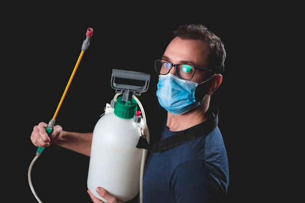 Persoon Met Beschermende Antivirale Masker Fles Met Chemische Ontsmettingsspray Isolatie — Stockfoto