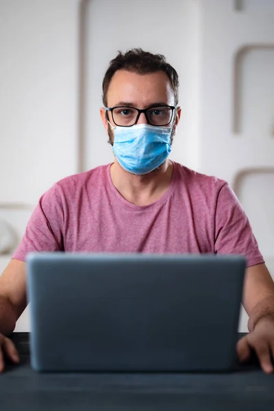 Freelancer Con Máscara Protección Médica Trabajando Desde Casa Los Días — Foto de Stock