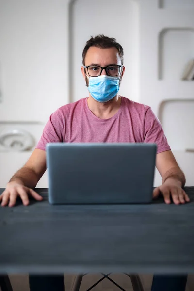 Freelancer Con Máscara Protección Médica Trabajando Desde Casa Los Días — Foto de Stock